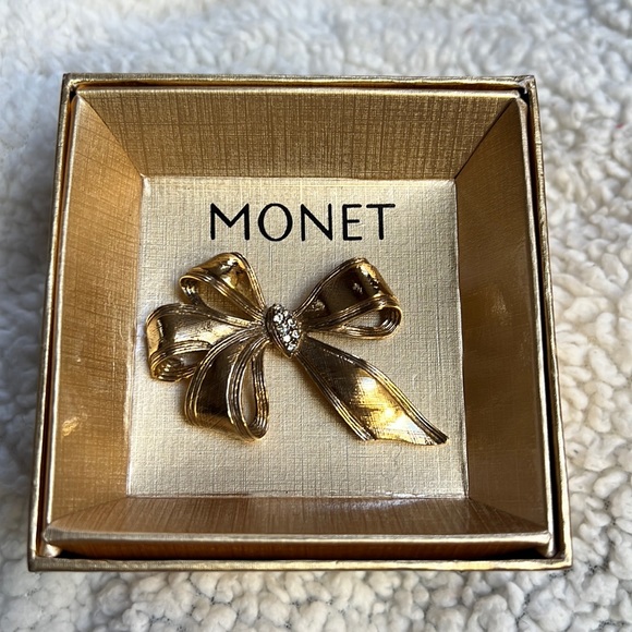 Monet Jewelry - Monet Brooch